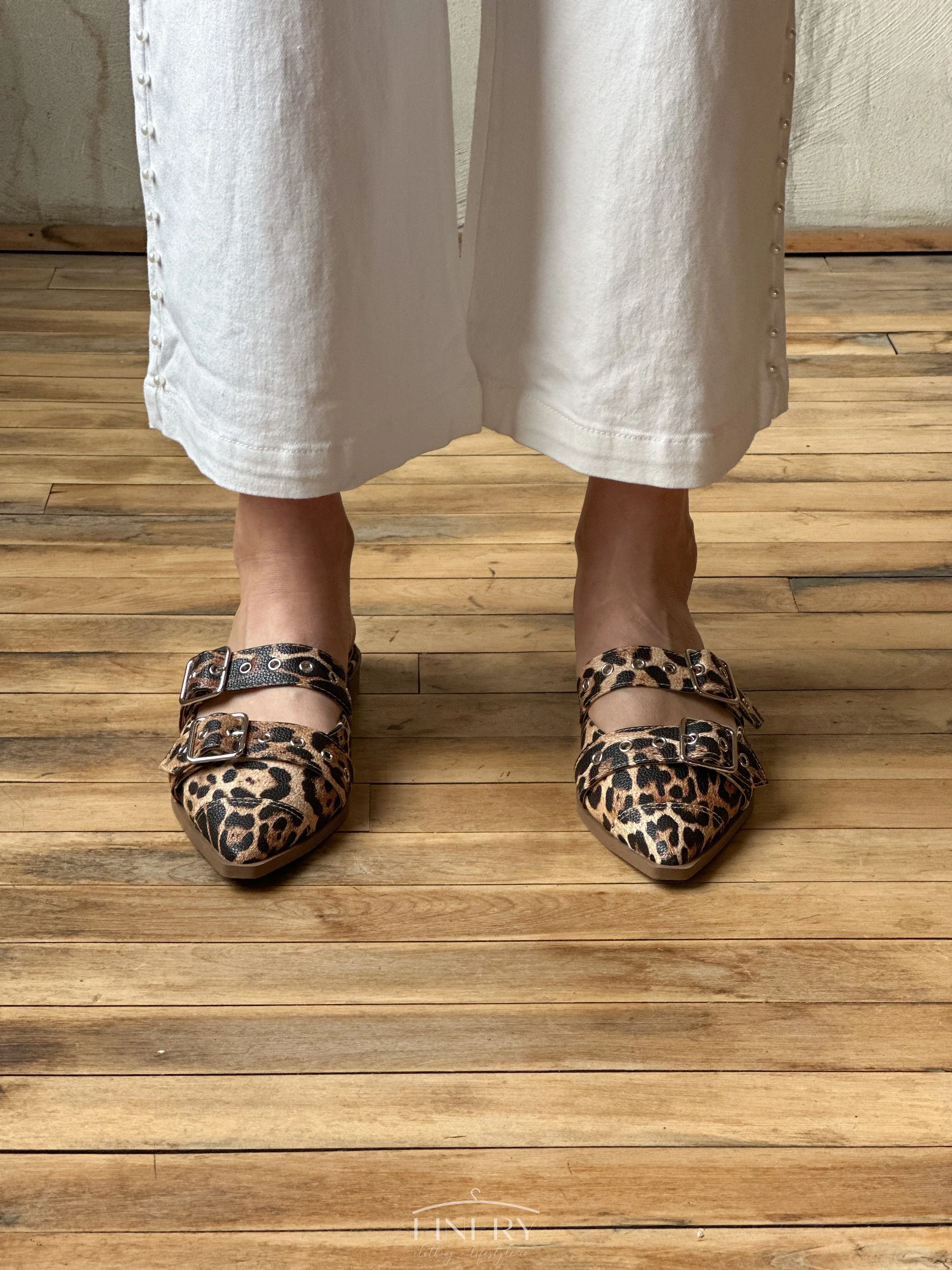 Usual Leo Flats