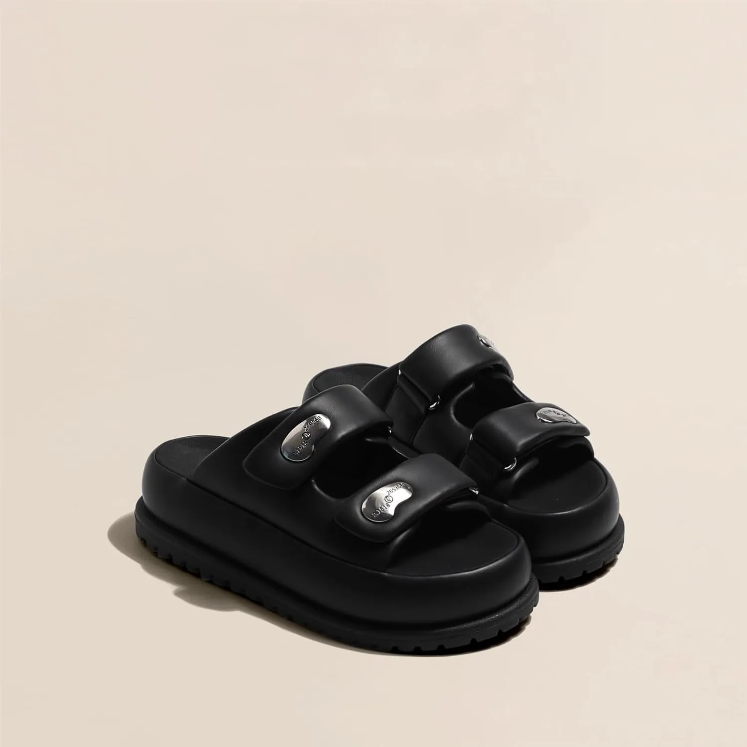 Wearing external slippers for women in summer 2024, fashionable, casual, and versatile, with a niche design feel. Thick soled sandals