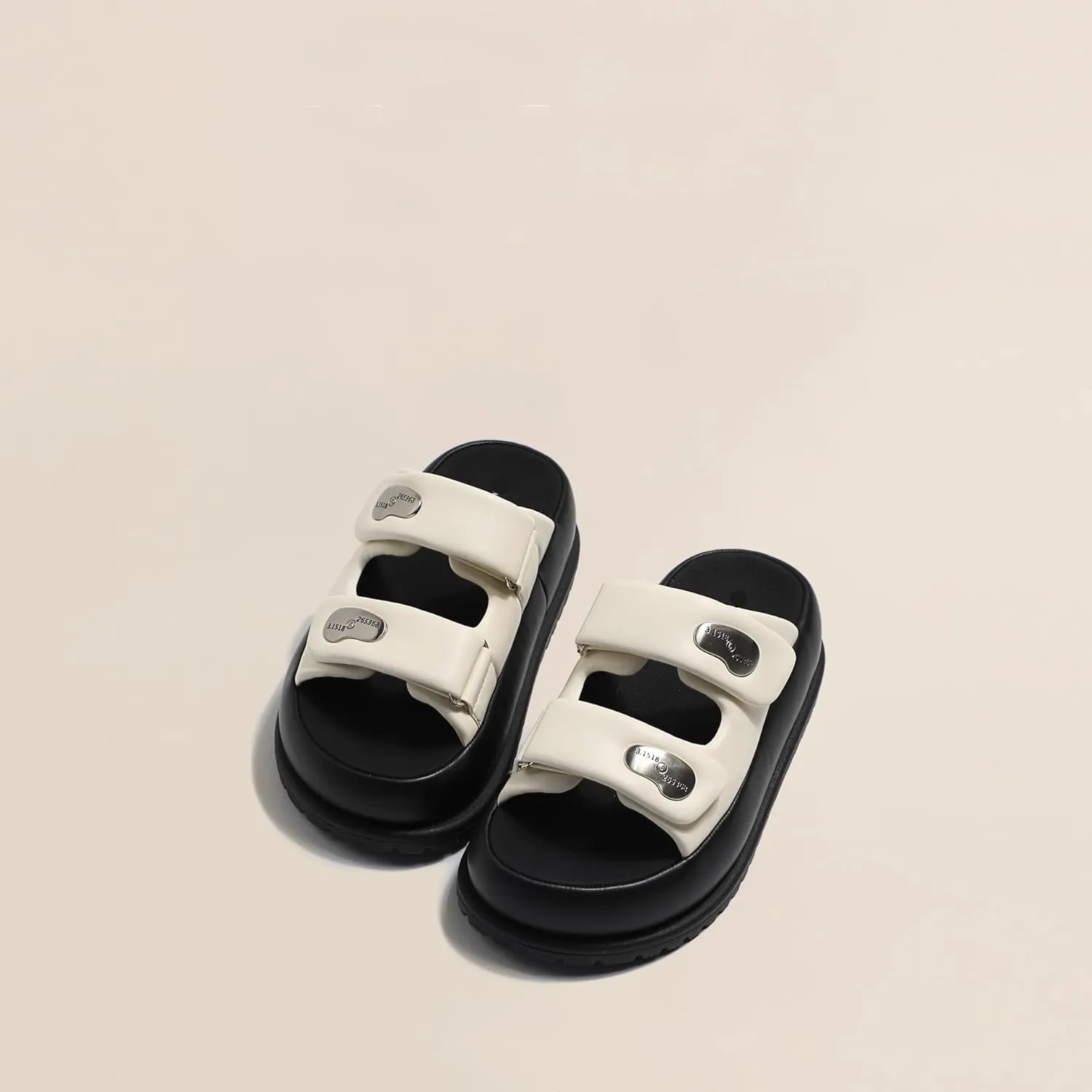 Wearing external slippers for women in summer 2024, fashionable, casual, and versatile, with a niche design feel. Thick soled sandals