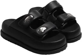Wearing external slippers for women in summer 2024, fashionable, casual, and versatile, with a niche design feel. Thick soled sandals