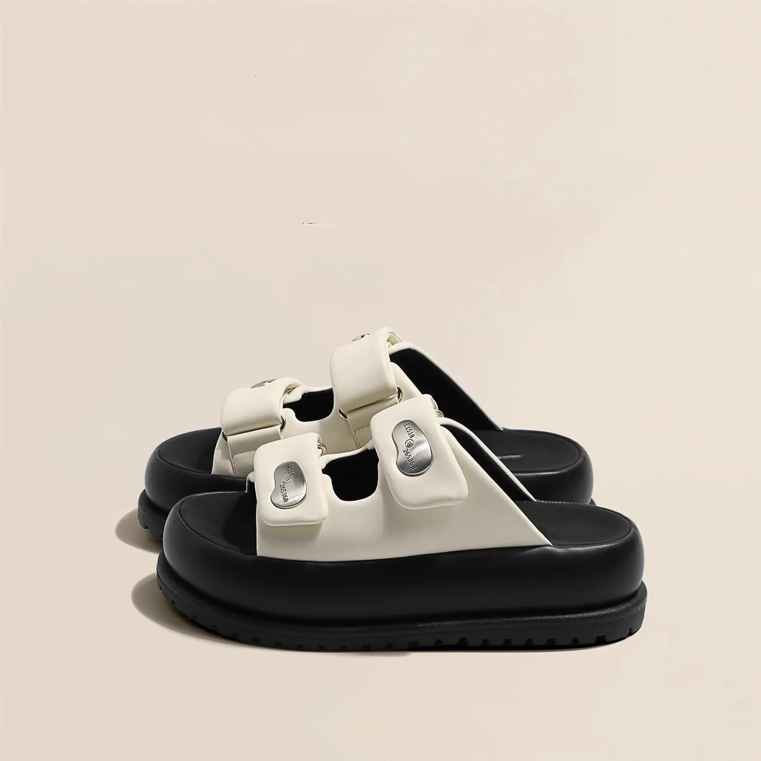 Wearing external slippers for women in summer 2024, fashionable, casual, and versatile, with a niche design feel. Thick soled sandals