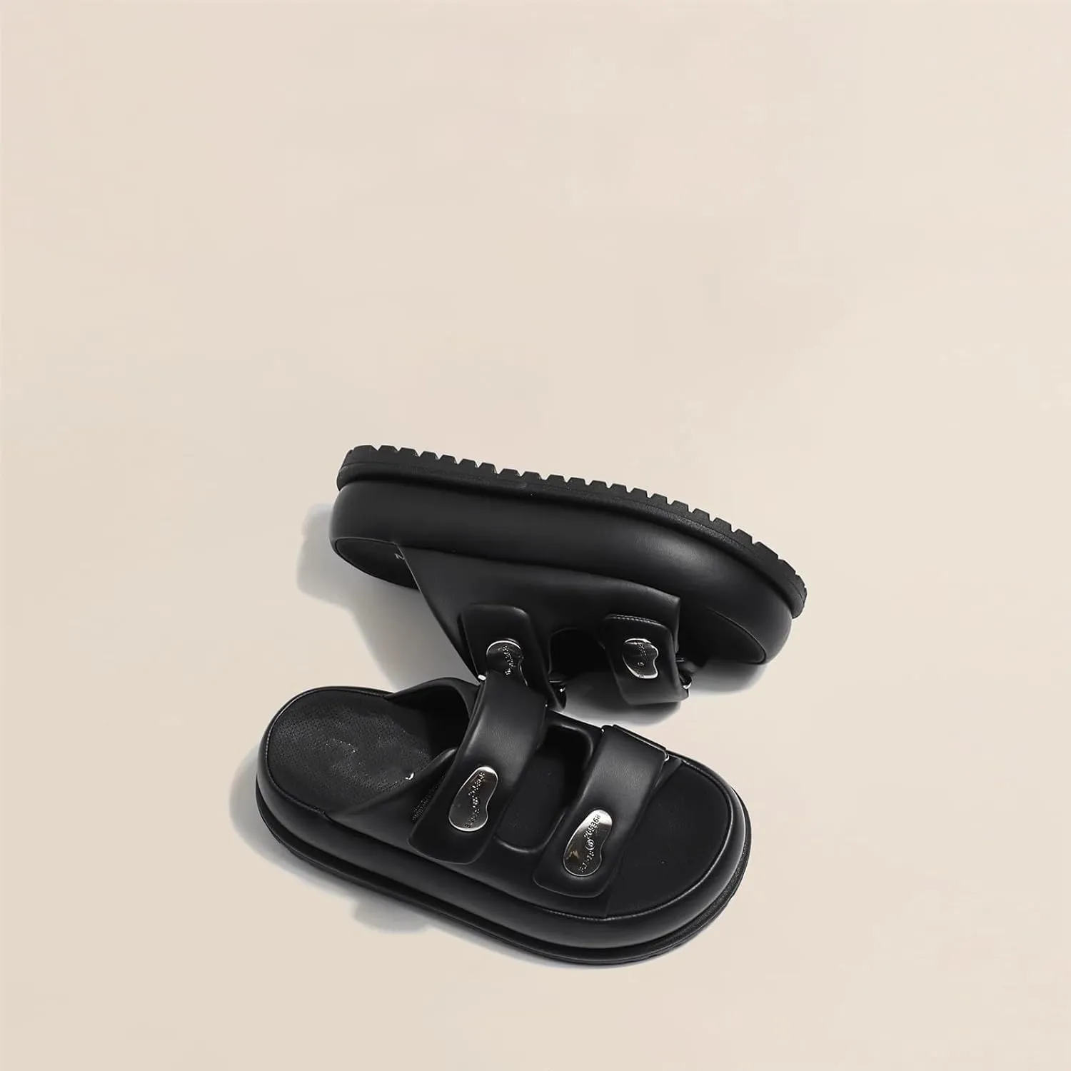 Wearing external slippers for women in summer 2024, fashionable, casual, and versatile, with a niche design feel. Thick soled sandals
